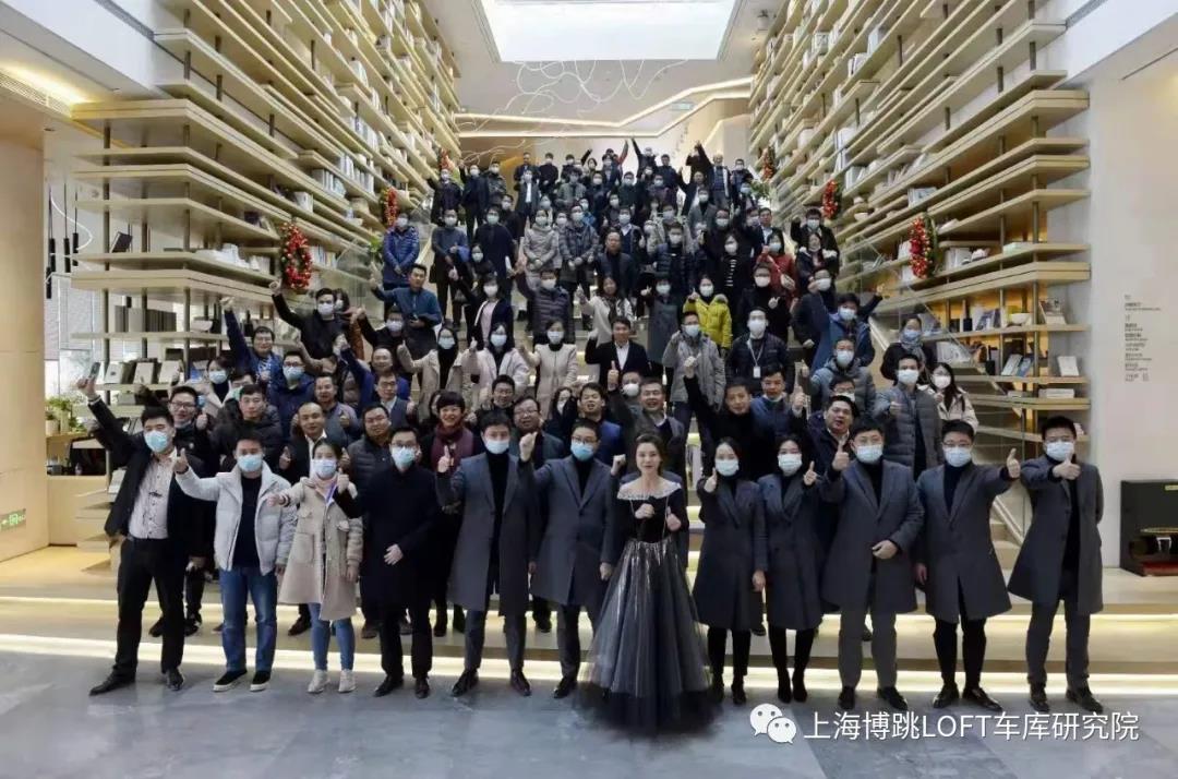 来宾全国一百多人在华侨城汉口道6号参观研讨LOFT专利车库技术！