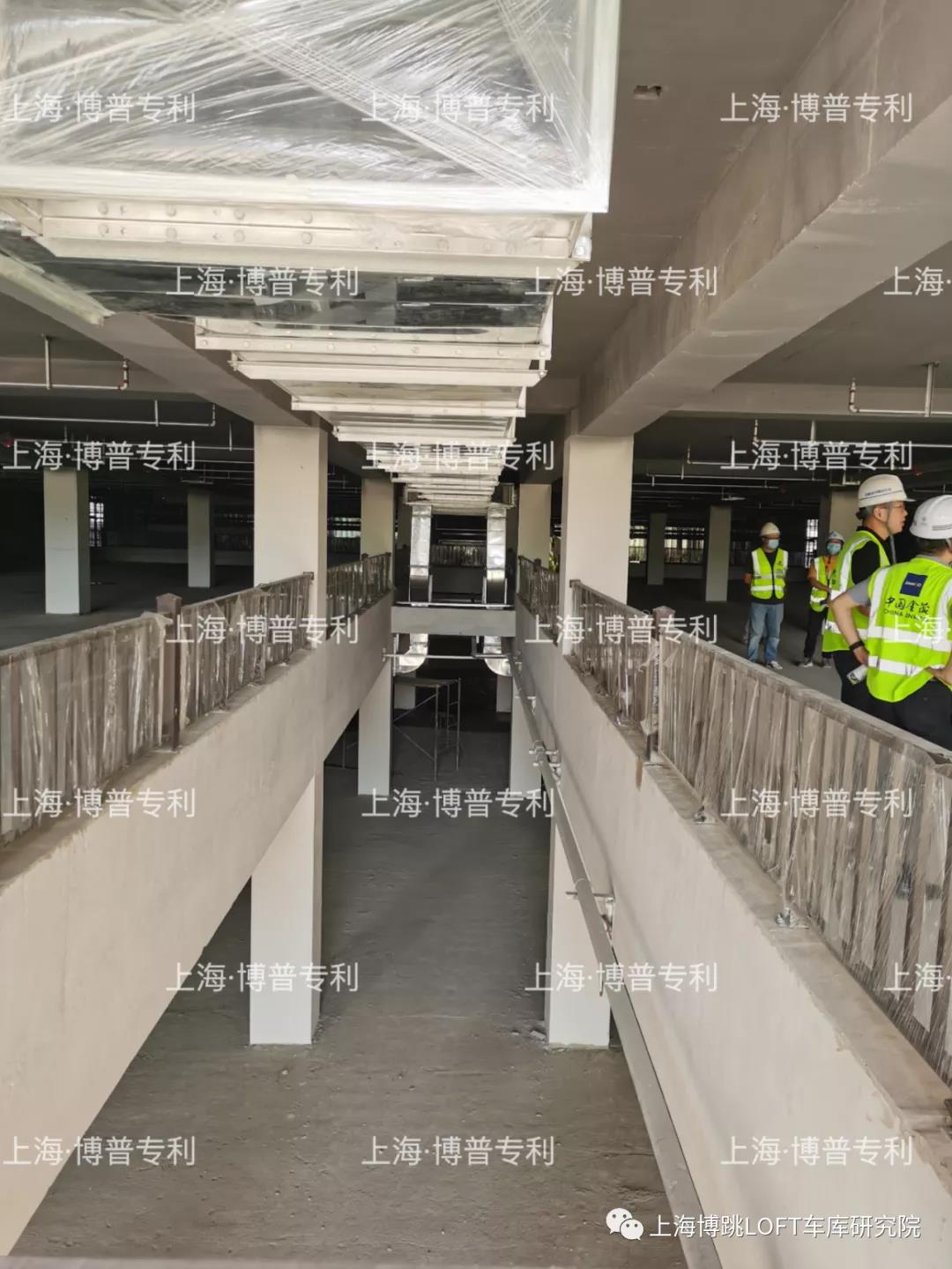 来宾恭喜金茂集团第一个LOFT专利车库项目封顶！（限内部参观）